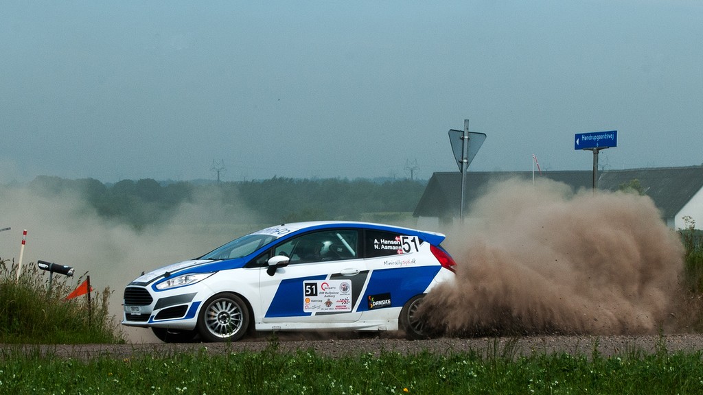 Danmarksmestrene i både 2021 og 2022 i rally, klasse National 1, Anders Kirkeby Hansen og Nicolaj Aamann fra HAMK runder her et sving i 3. afd. af DM 2022.
(Foto: Viggo Johansen)